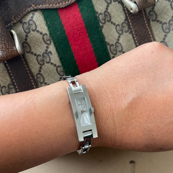 GUCCI Gucci Silver Stainless Steel 3900L Women's Wristwatch - Picture 10 of 10